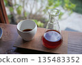 櫃檯上的咖啡 135483352