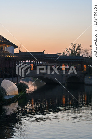 中國上海,半龍天池(春節) 中國上海,半龍天池(春節) 135484358