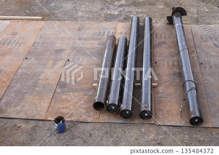 運抵施工現場的鋼管樁 運抵施工現場的鋼管樁 135484372