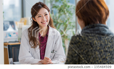 醫生為病人提供諮詢 135484509