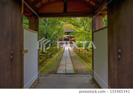 View of the main hall from the middle gate of Shuonan Ikkyuji Temple in Kyoto 135485341