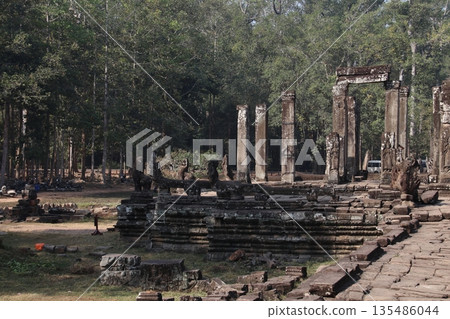 納迦、德瓦塔和辛哈雕像 135486044