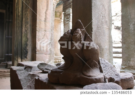 被毀雕像 135486053