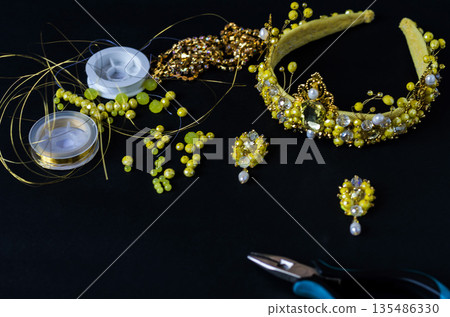 Making jewelry in wire technology. 135486330