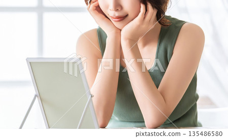 女人對著鏡子檢查皮膚——美麗影像 女人對著鏡子檢查皮膚——美麗影像 135486580