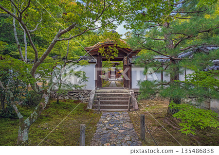 The inner gate of the approach to Shuonan Ikkyu-ji Temple in Kyoto 135486838