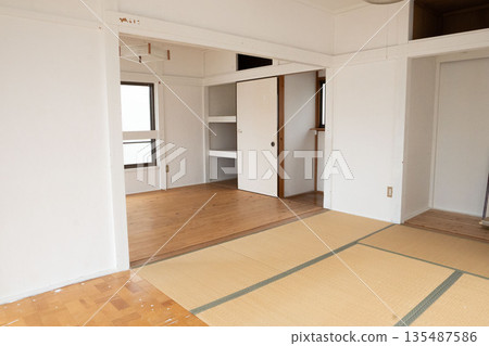 一間破舊的日式房間，一間裝潢前的日式房間，一間明亮的榻榻米房間 135487586