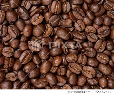 Scattered roasted coffee beans, full frame 135487679