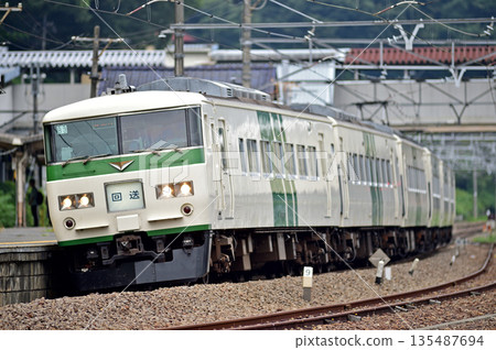 Chuo Main Line Uenohara JR East 185 series B3 formation (Omiya) Hamakaiji Chuo Main Line Uenohara JR East 185 series B3 formation (Omiya) Hamakaiji 135487694