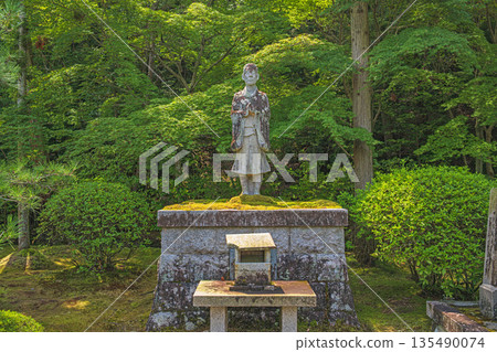 Statue of Zen Master Ikkyu at Shuonan Ikkyu-ji Temple, Kyoto Statue of Zen Master Ikkyu at Shuonan Ikkyu-ji Temple, Kyoto 135490074