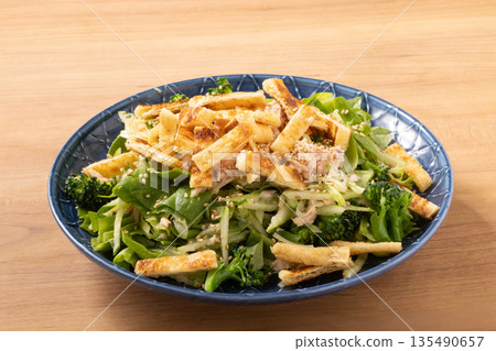 切碎的炸豆腐、鮪魚和生菜沙拉 135490657