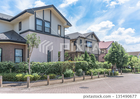 Detached house and refreshing blue sky 135490677