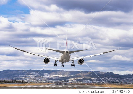 Winter Osaka Airport (Itami Airport) Landing plane Toyonaka City, Osaka Prefecture 135490790