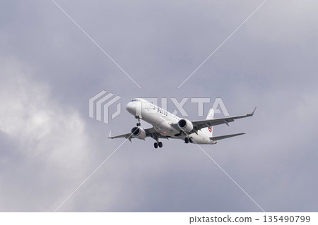 冬季大阪機場（伊丹機場）降落飛機，大阪府豐中市 135490799