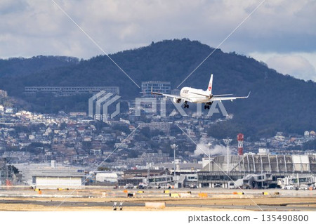 冬季大阪機場（伊丹機場）降落飛機，大阪府豐中市 135490800