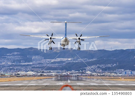 冬季大阪機場(伊丹機場)降落飛機,大阪府豐中市 冬季大阪機場(伊丹機場)降落飛機,大阪府豐中市 135490803