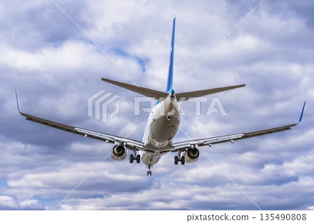 Winter Osaka Airport (Itami Airport) Landing plane Toyonaka City, Osaka Prefecture Winter Osaka Airport (Itami Airport) Landing plane Toyonaka City, Osaka Prefecture 135490808
