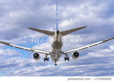 Winter Osaka Airport (Itami Airport) Landing plane Toyonaka City, Osaka Prefecture Winter Osaka Airport (Itami Airport) Landing plane Toyonaka City, Osaka Prefecture 135490809