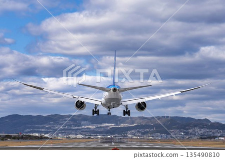 Winter Osaka Airport (Itami Airport) Landing plane Toyonaka City, Osaka Prefecture Winter Osaka Airport (Itami Airport) Landing plane Toyonaka City, Osaka Prefecture 135490810
