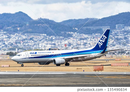冬季的大阪機場（伊丹機場）－飛機滑行，大阪府豐中市 135490834