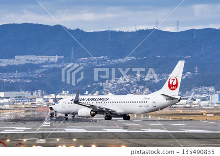 冬季的大阪機場（伊丹機場）－飛機滑行，大阪府豐中市 135490835