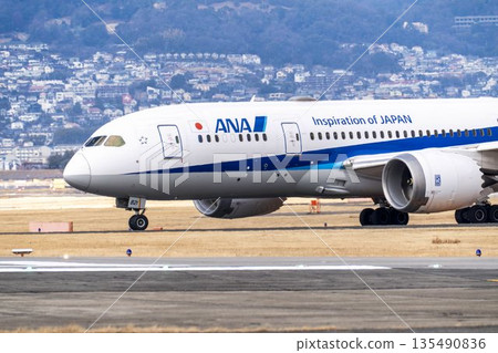 冬季的大阪機場（伊丹機場）－飛機滑行，大阪府豐中市 135490836
