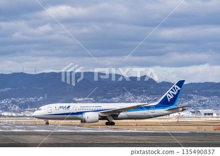 冬季的大阪機場（伊丹機場）－飛機滑行，大阪府豐中市 135490837