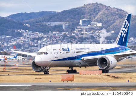 冬季的大阪機場（伊丹機場）－飛機滑行，大阪府豐中市 135490840