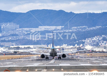 冬季大阪機場（伊丹機場）飛機從大阪府豐中市起飛 135490845