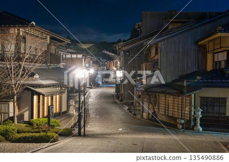 Winter Ninenzaka (Ninenzaka) - Townscape before dawn, Higashiyama Ward, Kyoto City 135490886