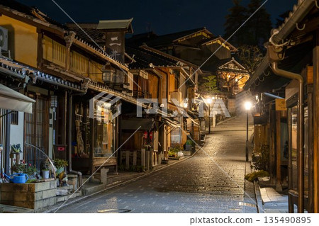 冬日九坂(九坂)-京都府東山區黎明前的街景 冬日九坂(九坂)-京都府東山區黎明前的街景 135490895