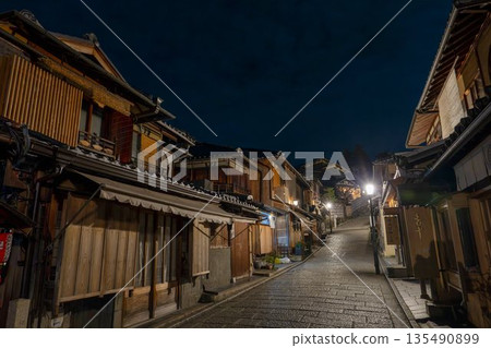 Winter Ninenzaka (Ninenzaka) - Townscape before dawn, Higashiyama Ward, Kyoto City 135490899