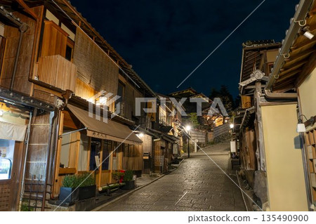 Winter Ninenzaka (Ninenzaka) - Townscape before dawn, Higashiyama Ward, Kyoto City Winter Ninenzaka (Ninenzaka) - Townscape before dawn, Higashiyama Ward, Kyoto City 135490900