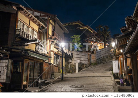 Winter Ninenzaka (Ninenzaka) - Townscape before dawn, Higashiyama Ward, Kyoto City 135490902