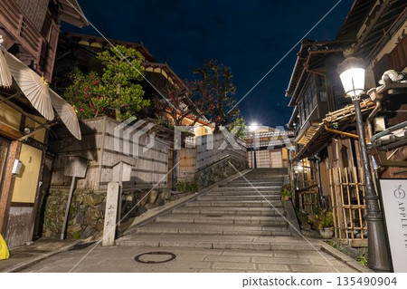 Winter Ninenzaka (Ninenzaka) - Townscape before dawn, Higashiyama Ward, Kyoto City 135490904