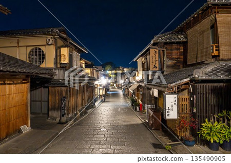 Winter Ninenzaka (Ninenzaka) - Townscape before dawn, Higashiyama Ward, Kyoto City 135490905