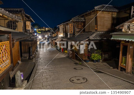 Winter Ninenzaka (Ninenzaka) - Townscape before dawn, Higashiyama Ward, Kyoto City 135490907