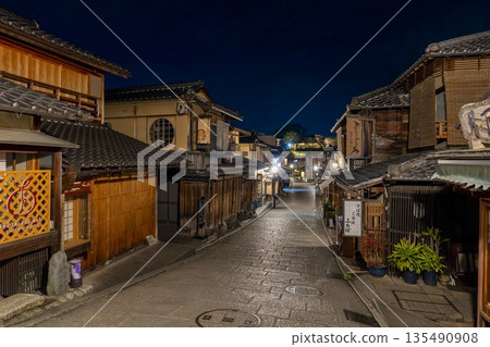 Winter Ninenzaka (Ninenzaka) - Townscape before dawn, Higashiyama Ward, Kyoto City 135490908