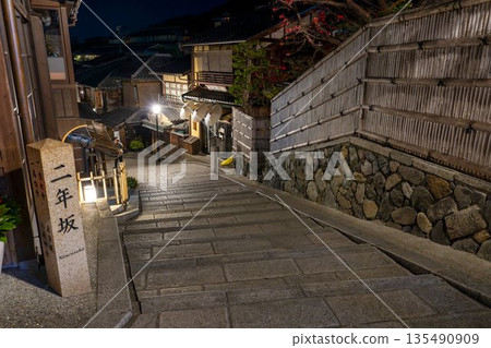 冬日九坂(九坂)-京都府東山區黎明前的街景 冬日九坂(九坂)-京都府東山區黎明前的街景 135490909