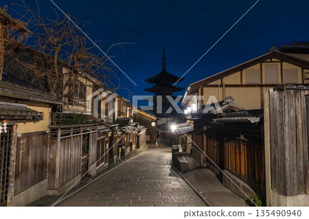 冬日的法觀寺（八坂塔）。清晨的城市景觀。京都府京都市。 135490940