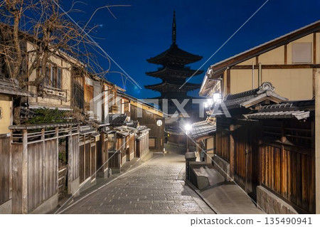 冬日的法觀寺(八坂塔)。清晨的城市景觀。京都府京都市。 冬日的法觀寺(八坂塔)。清晨的城市景觀。京都府京都市。 135490941
