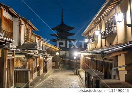 Hokanji Temple (Yasaka Pagoda) in winter. Early morning cityscape. Kyoto City, Kyoto Prefecture. Hokanji Temple (Yasaka Pagoda) in winter. Early morning cityscape. Kyoto City, Kyoto Prefecture. 135490943