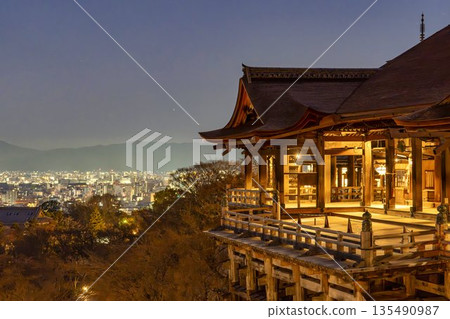 京都府京都市,音羽山冬景,清水寺正殿及京都市夜景 京都府京都市,音羽山冬景,清水寺正殿及京都市夜景 135490987