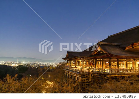 京都府京都市,音羽山冬景,清水寺正殿及京都市夜景 京都府京都市,音羽山冬景,清水寺正殿及京都市夜景 135490989