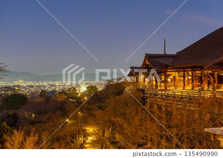 京都府京都市,音羽山冬景,清水寺正殿及京都市夜景 京都府京都市,音羽山冬景,清水寺正殿及京都市夜景 135490990