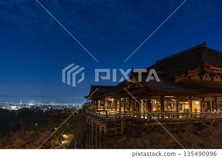京都府京都市,音羽山冬景,清水寺正殿及京都市夜景 京都府京都市,音羽山冬景,清水寺正殿及京都市夜景 135490996