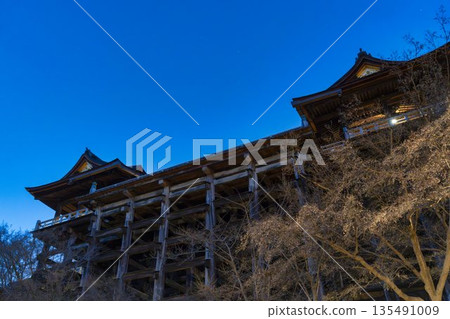 京都府京都市清水寺清水舞台音羽山冬景 135491009