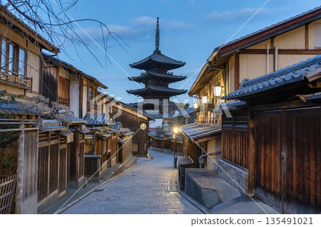 京都府京都市,冬日的法觀寺(八坂塔)與清晨的城市景觀 京都府京都市,冬日的法觀寺(八坂塔)與清晨的城市景觀 135491021