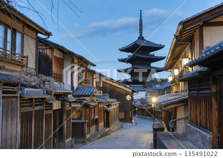 Hokanji Temple (Yasaka Pagoda) in winter and the cityscape in the early morning, Kyoto City, Kyoto Prefecture 135491022