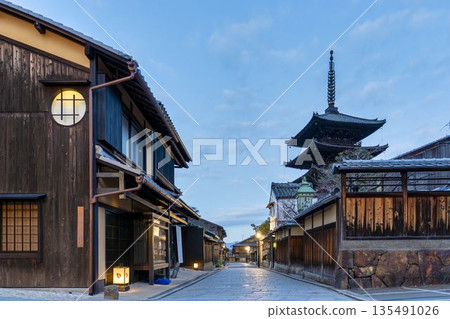 Hokanji Temple (Yasaka Pagoda) in winter and the cityscape in the early morning, Kyoto City, Kyoto Prefecture 135491026